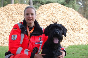 Prüfung bestanden - Diana Hirschner mit Nannook, BRH Rettungshundestaffel Kreis Pinneberg