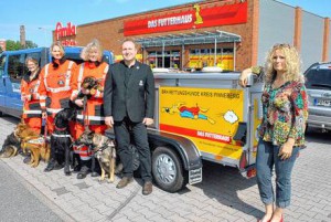 Das Futterhaus - Übergabe Hundetransportanhänger RHS Kreis Pinneberg